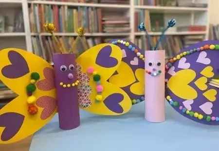 Zdjęcie przedstawiające pracę plastyczną w postaci kolorowych motyli wykonanych z papieru