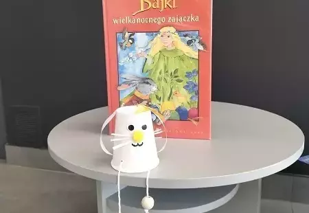 Książka Bajki Wielkanocnego Zajączka i zajączek wykonany z białego papierowego kubeczka